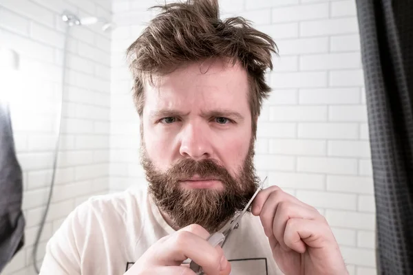 Upset Shaggy Man Holds Scissors One Hand Another Part His — Stock Photo, Image