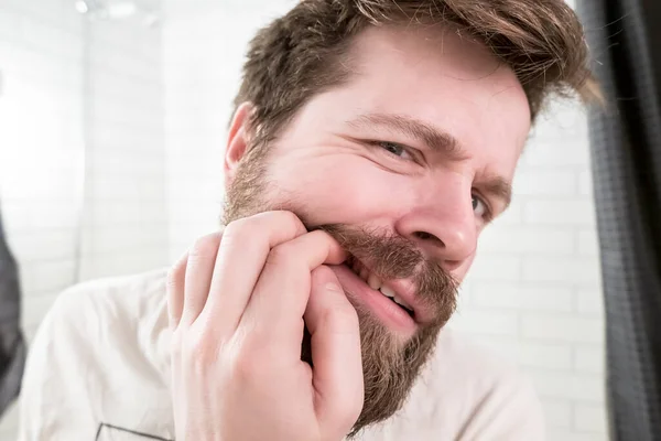 Homem Jovem Barbudo Examina Dentes Espelho Manhã Cedo Sala Banho — Fotografia de Stock