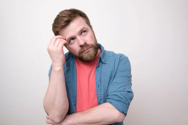 Een Man Met Een Baard Een Shirt Kijkt Opzij Denkt — Stockfoto