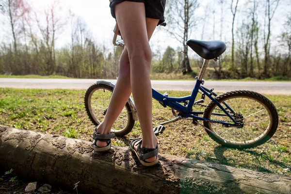 Teenager Girl Standing Log Holding Her Old Bicycle Waiting Her — Stock Photo, Image