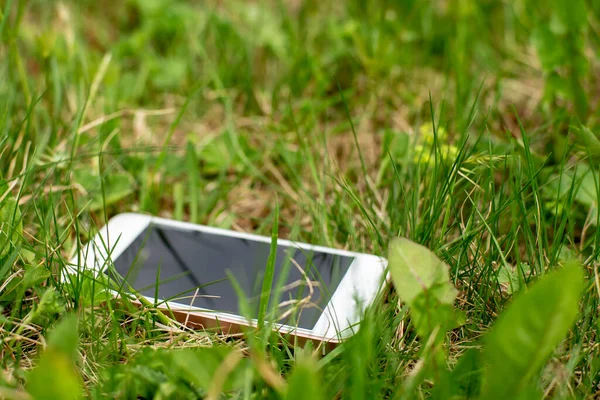 Verlorenes Smartphone Liegt Einem Frühlingstag Grünen Gras Nahaufnahme — Stockfoto