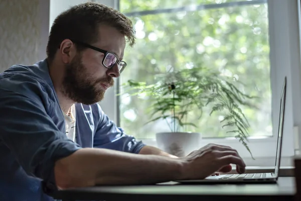 Konzentriert Arbeitet Der Junge Bärtige Mann Mit Brille Frühmorgens Mit — Stockfoto