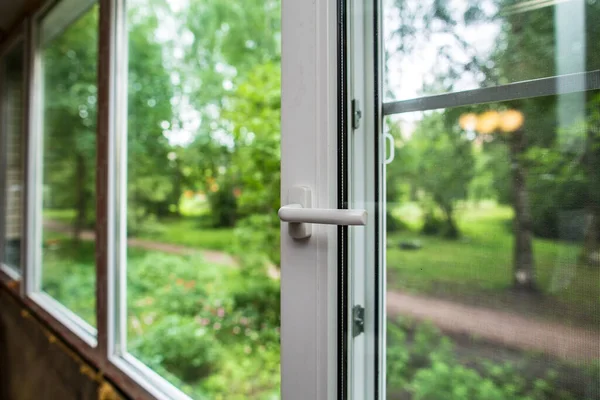 Pvc Fenster Mit Moskitonetzen Vor Dem Hintergrund Des Hofes Mit — Stockfoto