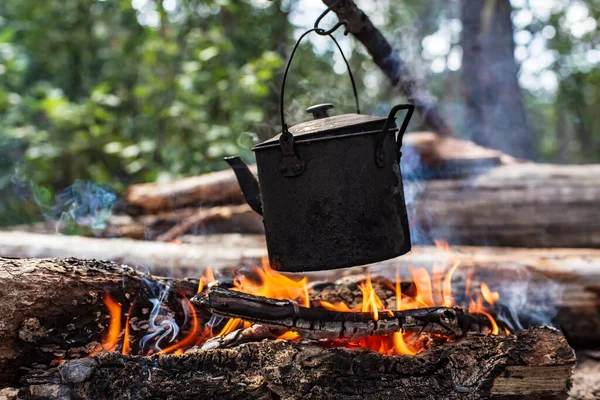 Ένας Μικρός Βραστήρας Νερό Θερμαίνεται Μια Φωτιά Ένα Δάσος Μια — Φωτογραφία Αρχείου