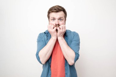 Şaşırmış heyecanlı bir adam, yüzünde ve ağzında şok ifadesi var. Beyaz arkaplanda izole