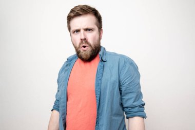 Şok olmuş sakallı adam şaşkınlıkla ağzını açtı. Beyaz arkaplanda izole