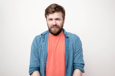 Ağlamak üzere olan kızgın bir adamın komik yüz ifadesi. Negatif insani duygular, duygular. Beyaz arkaplanda izole.