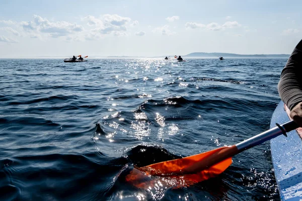 Kayak Lago Limpido Con Sole Sullo Sfondo Una Barca Con — Foto Stock