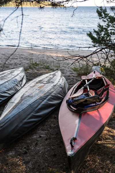 Kayak Trovano Terra All Ombra Degli Alberi Contro Una Spiaggia — Foto Stock