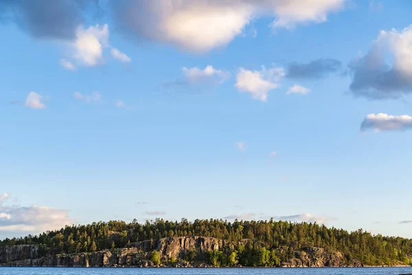 Północny Krajobraz Jezioro Skalisty Brzeg Drzewami Błękitne Niebo Chmurami Rosja — Zdjęcie stockowe