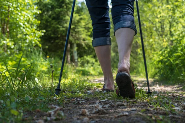 Weibliche Beine Mit Nordic Walking Stöcken Freien Konzept Eines Gesunden — Stockfoto
