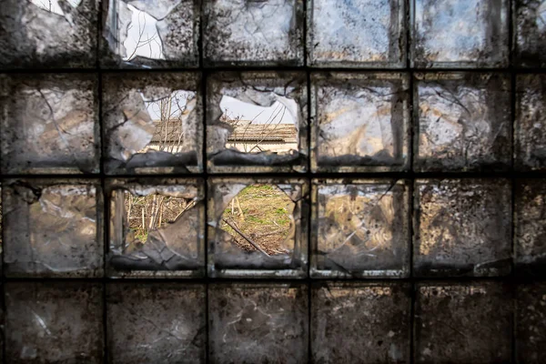 Будівництво Покинутої Зруйнованої Ферми Спостерігається Через Частково Розбите Брудне Вікно — стокове фото