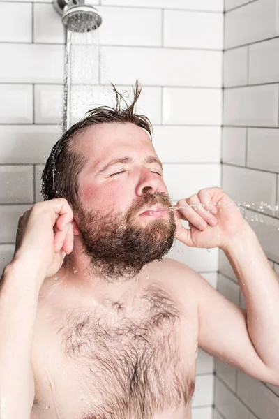 Hombre Barbudo Lindo Pie Baño Bajo Ducha Caliente Escupe Agua — Foto de Stock