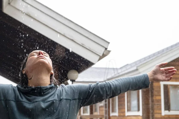 Mujer Extiende Los Brazos Hacia Lado Disfruta Fuerte Lluvia Inclinando — Foto de Stock