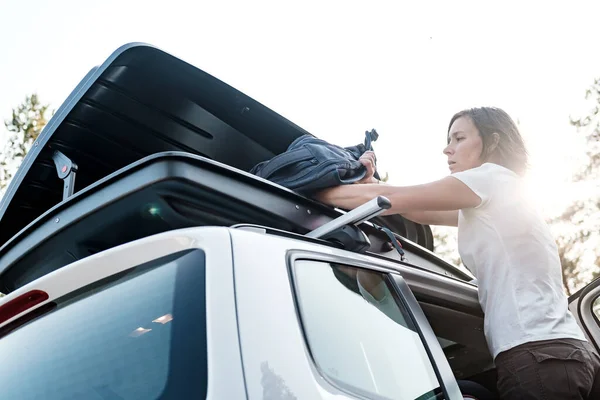 Una Mujer Pone Cosas Portaequipajes Coche Una Caja Carga Antes — Foto de Stock