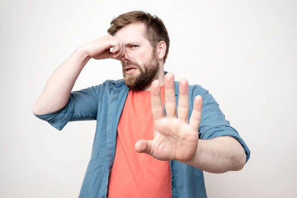 Blanke Bebaarde Man Knijpt Met Zijn Hand Zijn Neus Vanwege — Stockfoto