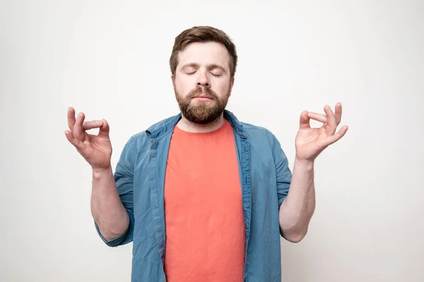 Retrato Hombre Barbudo Concentrado Relajado Con Los Ojos Cerrados Que — Foto de Stock