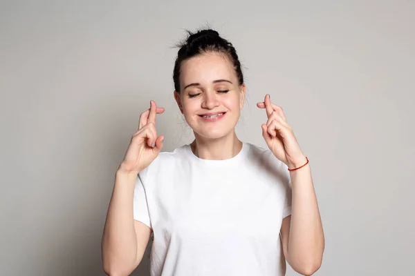 Eine Fröhliche Positive Junge Frau Mit Gedrückten Daumen Macht Einen — Stockfoto