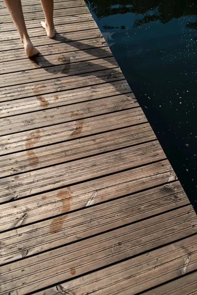 Huellas Húmedas Dejadas Por Pies Mujer Muelle Madera Nadar Lago — Foto de Stock