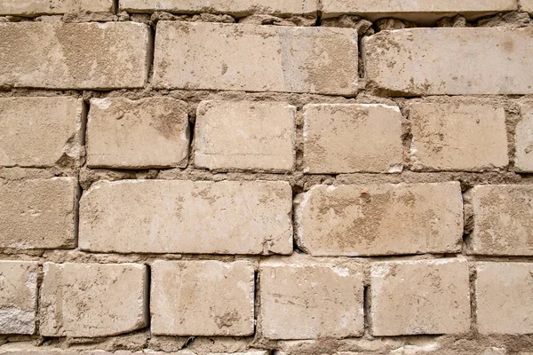 Viejo Empezando Derrumbarse Descuidadamente Colocado Ladrillo Hecho Ladrillo Blanco Antecedentes — Foto de Stock