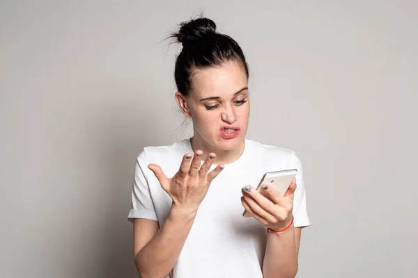 Upprörd Ung Kvinna Tittar Sin Smartphone Ser Dåliga Nyheter Eller — Stockfoto