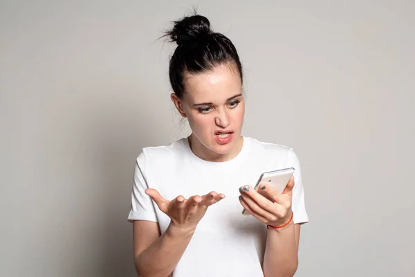 Ovärdighet Upprörd Ung Kvinna Tittar Sin Smartphone Ser Dåliga Nyheter — Stockfoto