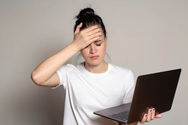 Kvinnlig Student Håller Bärbar Dator Sina Händer Hon Utmattad Förberedelserna — Stockfoto