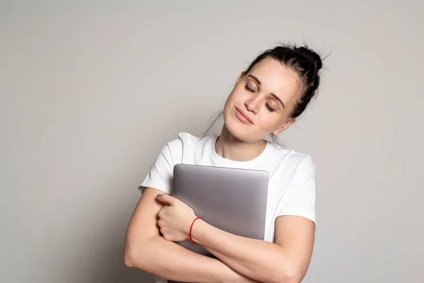 Nette Ruhige Studentin Hält Einen Laptop Der Hand Sie Ist — Stockfoto