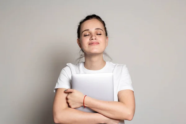 Nette Ruhige Studentin Hält Einen Laptop Der Hand Sie Ist — Stockfoto