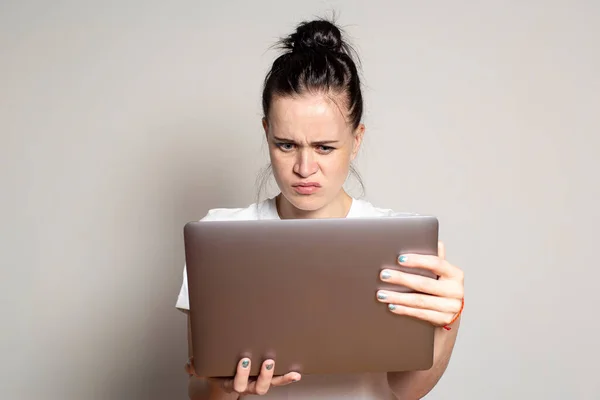 Den Unge Studenten Förvirrad Och Tittar Sin Laptop Med Rynka — Stockfoto