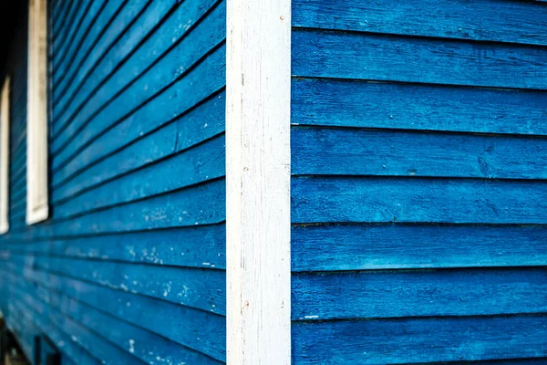 Ecke Eines Alten Holzhauses Mit Brettern Beschnitten Und Leuchtendem Blau — Stockfoto