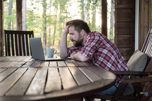 Bearded Man Glad Att Har Gjort Arbetet Han Lugnt Och — Stockfoto