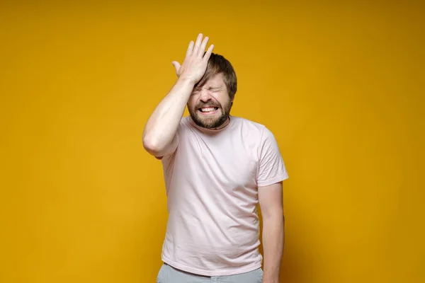 Ongelukkig bebaarde man vergat iets, hij houdt frustrerend hand op hand op het voorhoofd proberen te herinneren, het sluiten van de ogen en grijnzende tanden. — Stockfoto