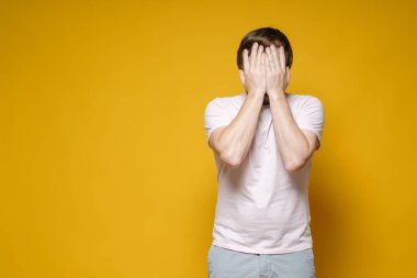 Beyaz adam elleriyle yüzünü kapatıyordu. Üzgün, stresli ve çok yorgun. Uzayı kopyala Psikolojik kavram. 