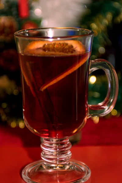 Winterdrink Glühwein Mit Kirschen Einem Schönen Becher Auf Rotem Hintergrund — Stockfoto