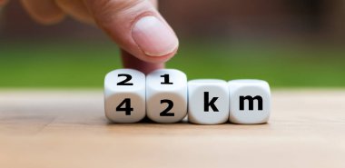 Maraton ve zar üzerinde etiketli Yarı maraton mesafeler
