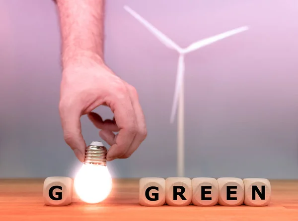 Dados e uma lâmpada formam as palavras "ir verde" na frente de um mo — Fotografia de Stock