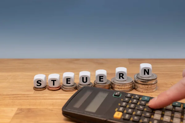 Кістки форми Німецьке слово "Steuern" ("податок" на англійській мові) від — стокове фото