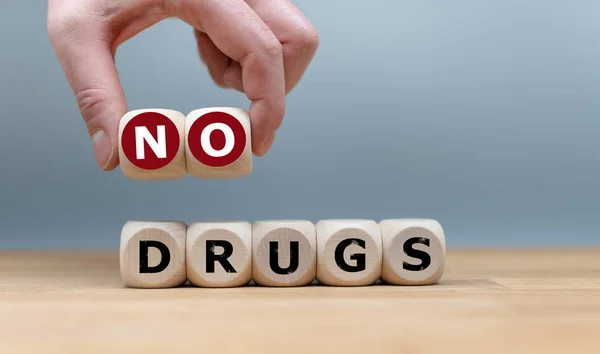 Os cubos formam a expressão "sem drogas". As letras "NÃO" onde lif — Fotografia de Stock