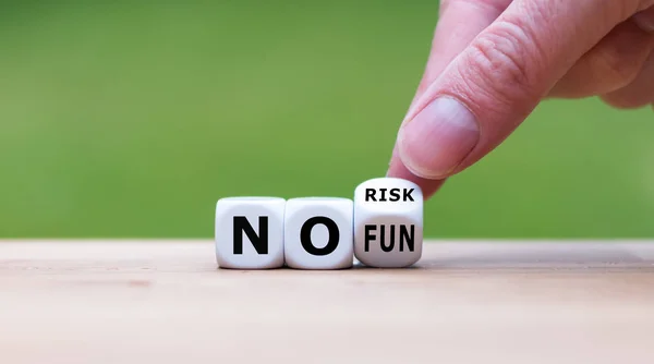 Geen risico, geen plezier. Dobbelstenen vormen de Duitse uitdrukking "geen risico, geen plezier". — Stockfoto