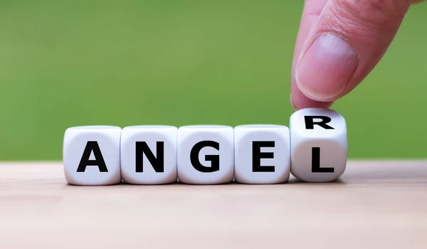 Posiadanie gniewu czy bycie aniołem? Ręka zamienia kostkę i zmienia — Zdjęcie stockowe