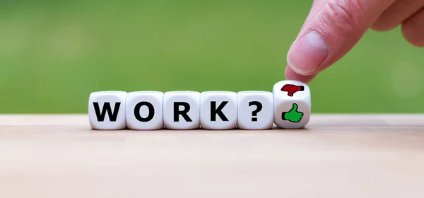 仕事の満足度に関するシンボル。サイコロは「仕事」という言葉を形成し、h — ストック写真