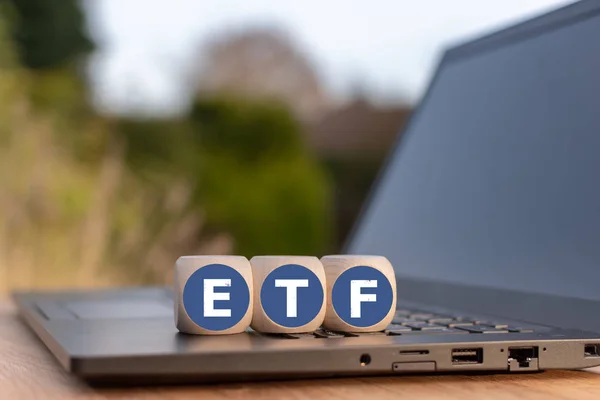 Kuber placeras på en anteckningsbok med bokstäverna "ETF" som står f — Stockfoto