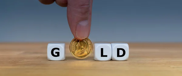 Дайс і золота монета утворюють слово "золото" " — стокове фото