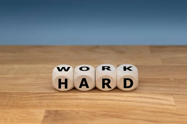 Ve formě kostky se výrazem "tvrdě Pracujte". — Stock fotografie