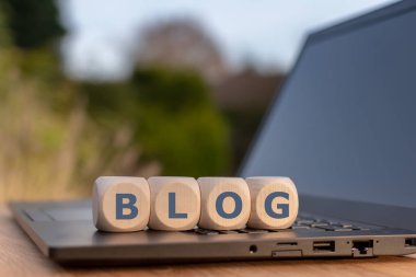 Bir not defterine yerleştirilen zarlar 