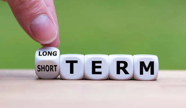 Tangan ternyata dadu dan mengubah ekspresi "SHORT TERM" ke "LO — Stok Foto