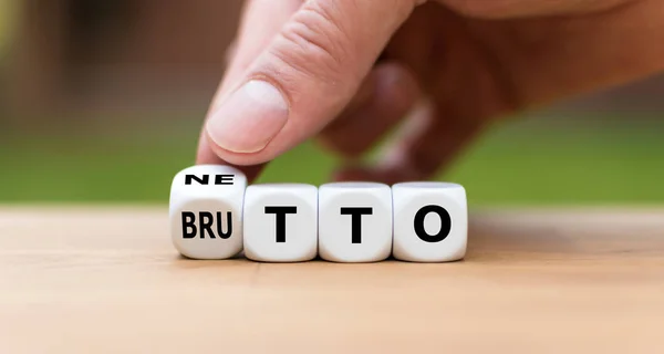 Main tourne un dé et change le mot allemand "BRUTTO" ("avant — Photo