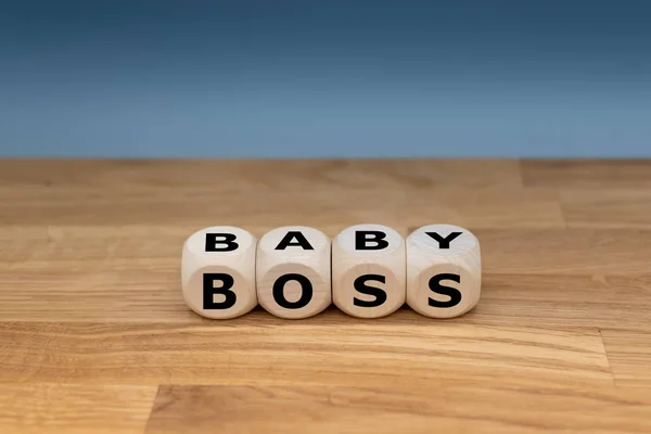 Dobbelstenen vormen de uitdrukking "baby baas" — Stockfoto
