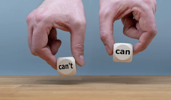Ręce trzymają dwie kostki z napisem "Can" i "Can't". Na — Zdjęcie stockowe